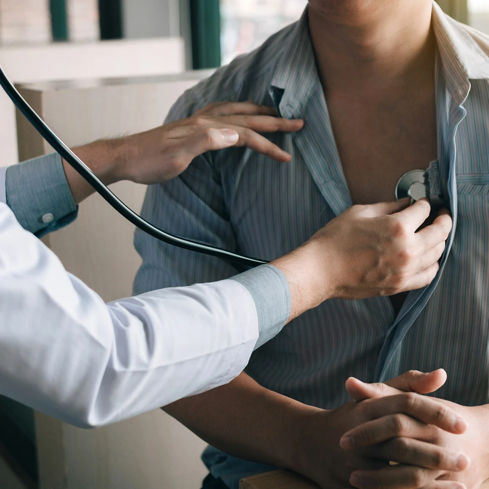 Hausarzt & Check-up in Zürich – Dr. Romanos untersucht Patientin - Hausarztpraxis Enge Zürich