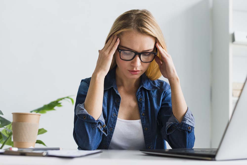 Erschöpfte Frau im Gespräch mit Arzt über Burnout-Therapie, NAD-Infusion & Cortisol-Test