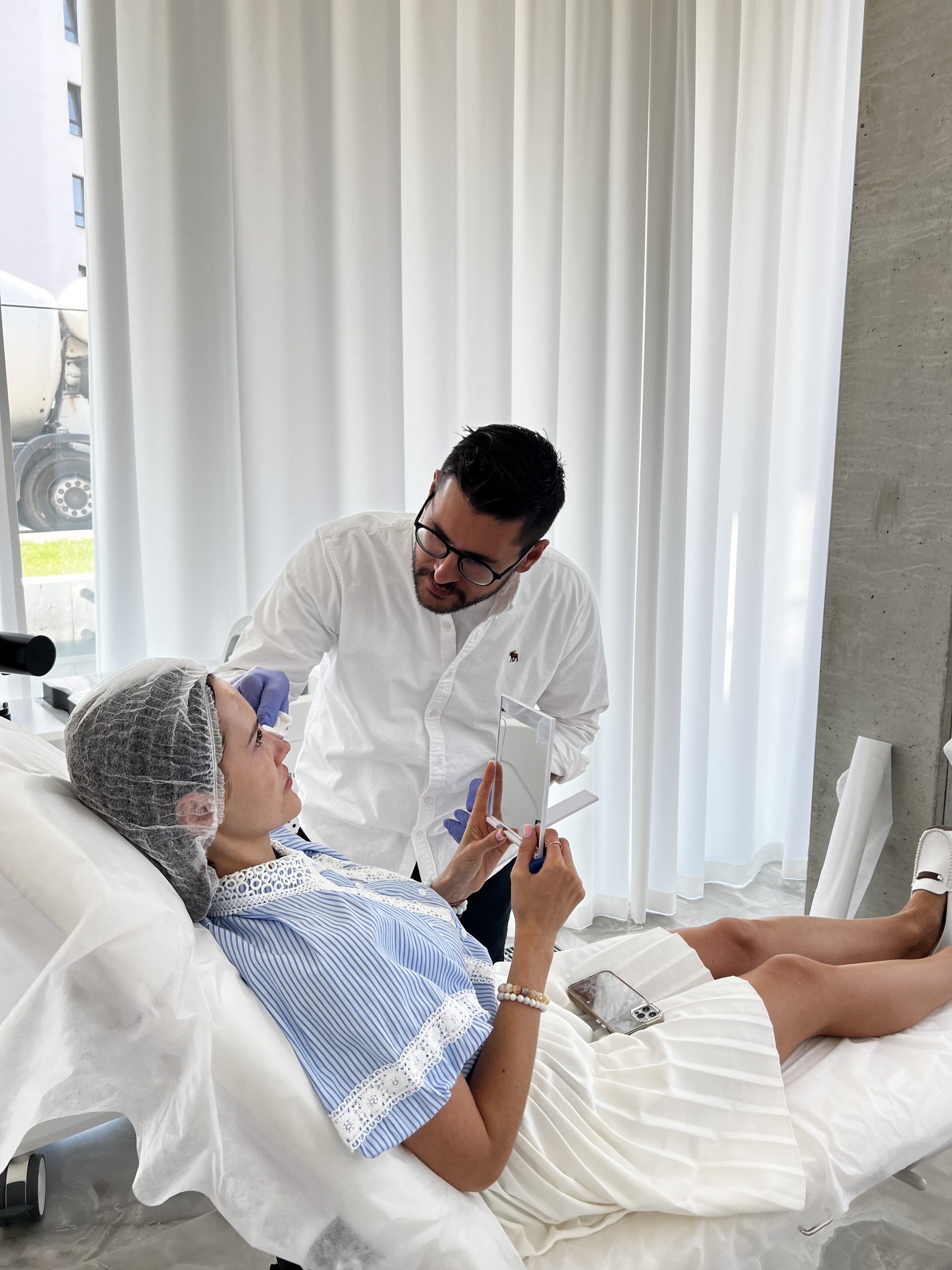Dr. Romanos hört aufmerksam zu, bevor er Diagnostik empfiehlt