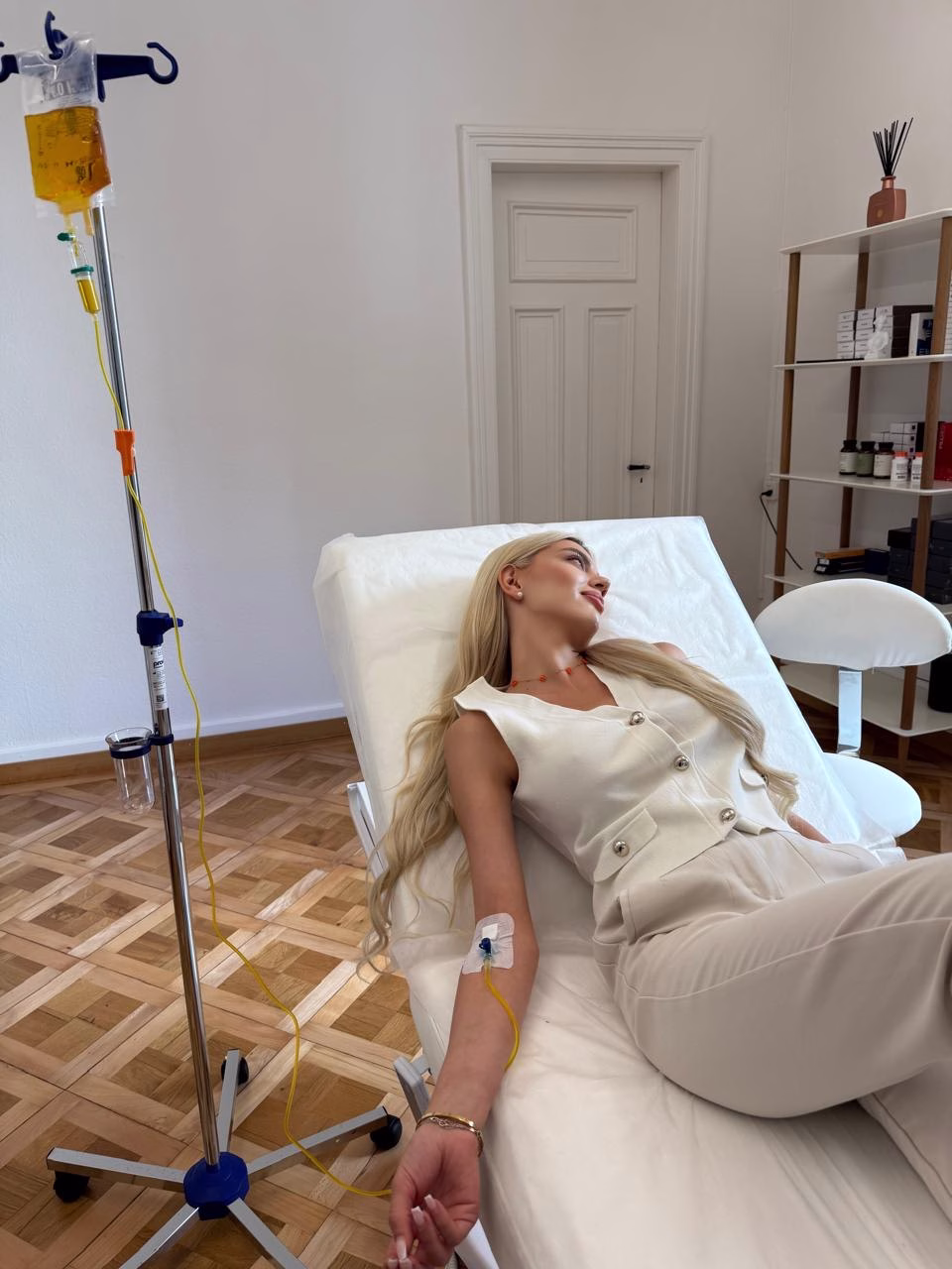 Patientin erhält eine Infusion in der Hausarztpraxis Enge Zürich – entspannte Atmosphäre während der Behandlung.