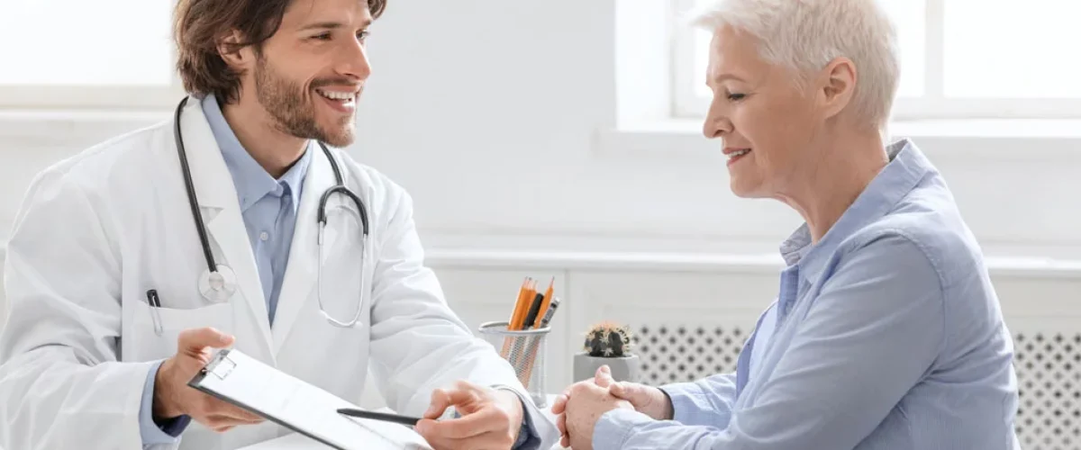 Root-Cause Medical Consultation in Zürich – Dr. Harris Dr. Harris Romanos discussing personalized treatment plan with a patient