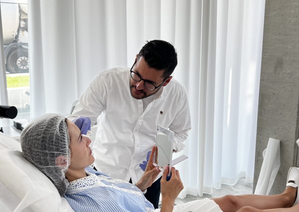Dr. Romanos hört aufmerksam zu, bevor er Diagnostik empfiehlt