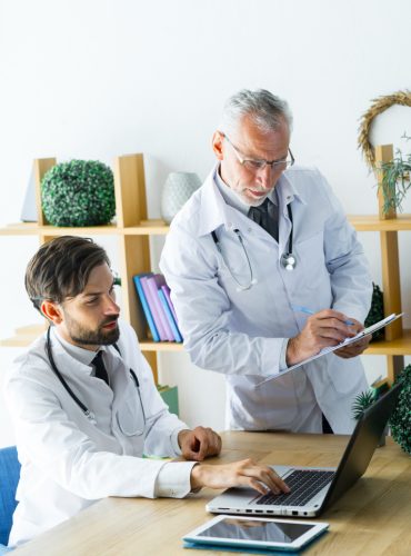 general-medicine-dr-harris-zurich Dr. Harris Romanos providing general medical care in Zürich Enge clinic