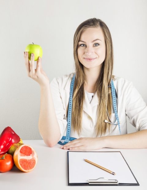 Gut & Immune Reset Zürich Dietician Zurich holding an apple