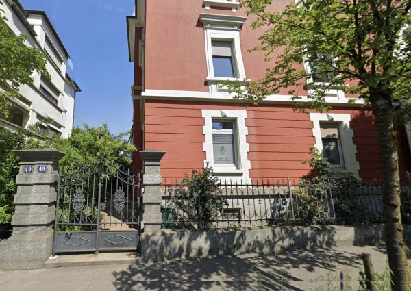 Eingang zur Hausarztpraxis Enge im NEOYOU-Gebäude an der Seestrasse 49, Zürich